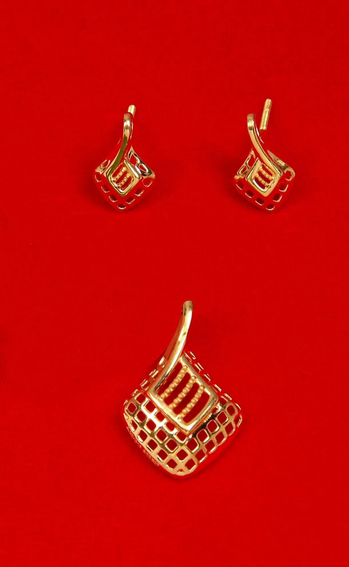 22 KT Designer Gold Pendant Set (D140)